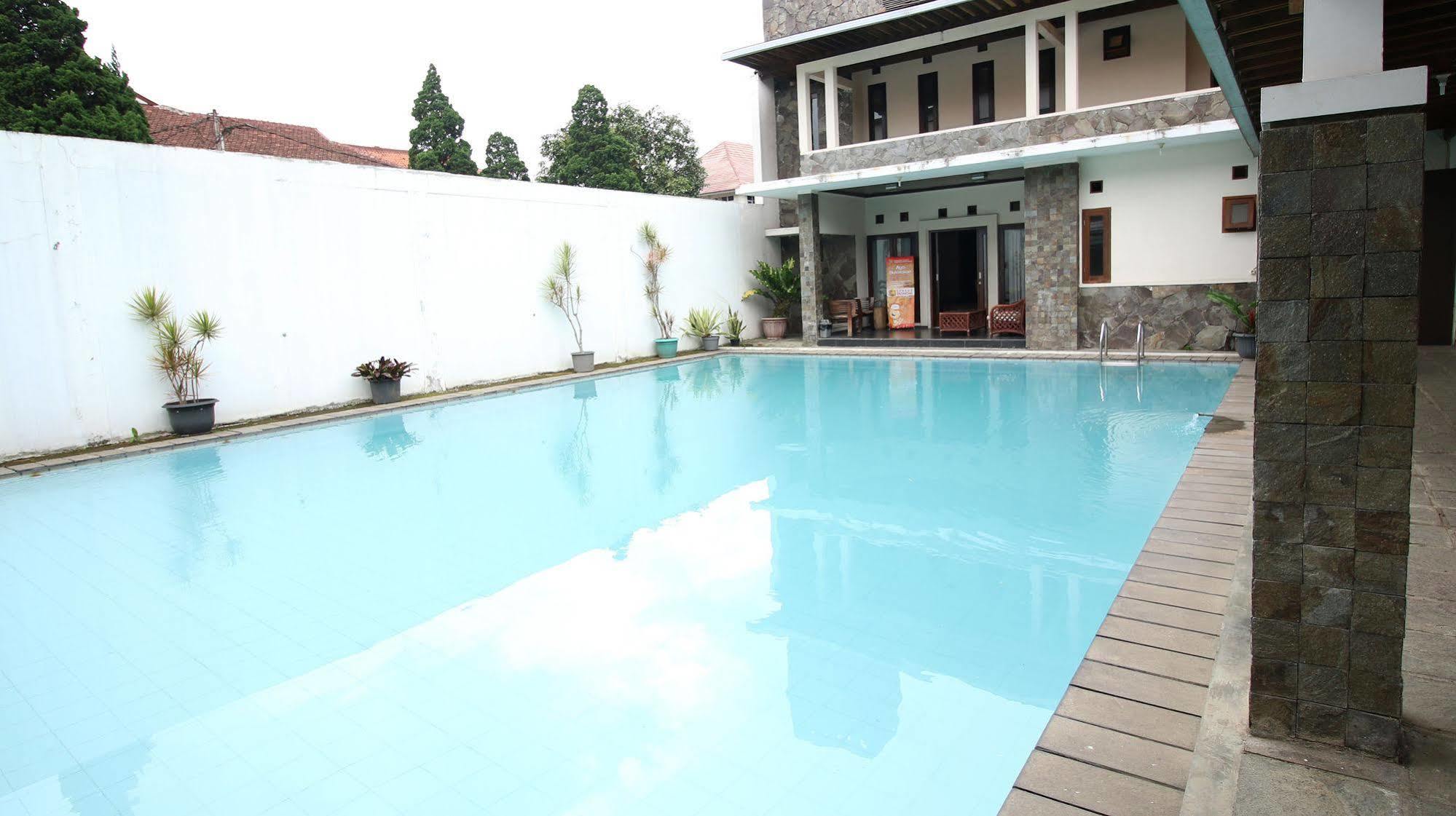 Zen Rooms Grand Hotel Lembang Luaran gambar