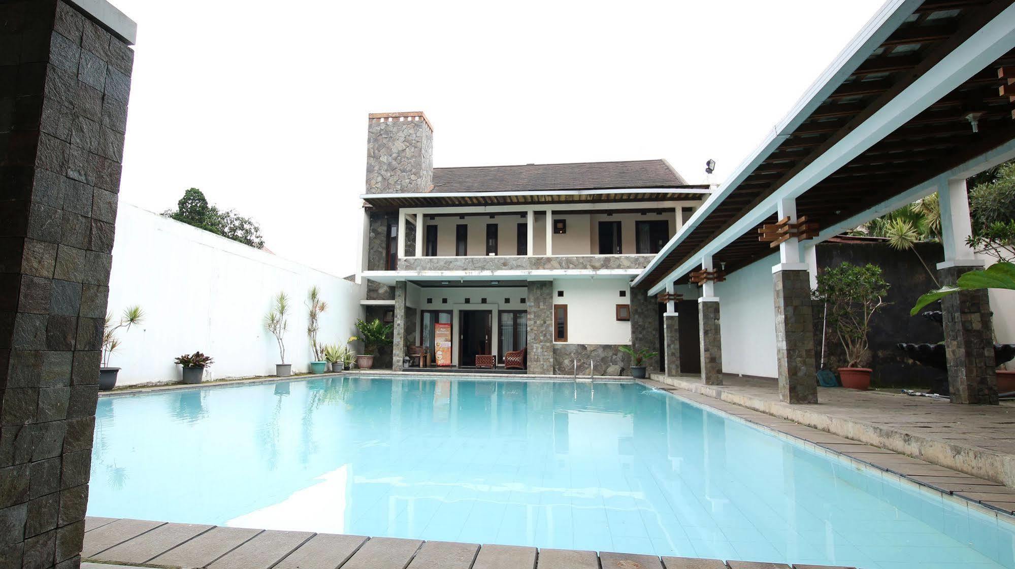 Zen Rooms Grand Hotel Lembang Luaran gambar